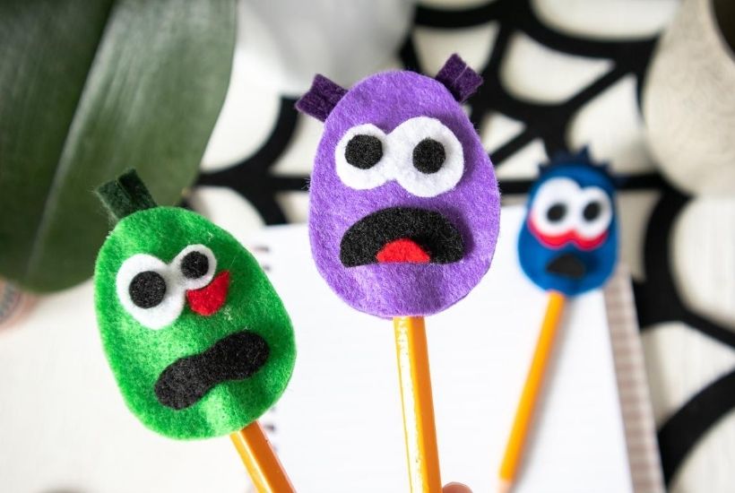 Ready for some ghoulish fun this Halloween? These easy DIY Monster Felt Pencil Toppers are a fun Halloween craft for kids of all ages. Whip out those craft supplies. These DIY Pencil Toppers are great to make for school.