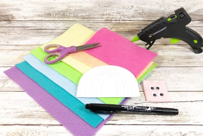 Felt craft for kids - Create beautiful Kawaii Inspired Rainbows with felt while teaching young children to count and cut with ease. These rainbows are fun and straightforward to make, leaving you with lots of colorful cuteness to hang around your home or office.